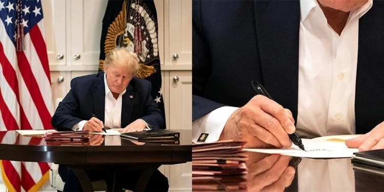 Белый дом опубликовал фото, как Дональд Трамп работал в больнице. Там он подписывал пустые листочки