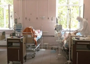 «Заполненность все время 100%». В Харькове пациентов с коронавирусом размещают в коридорах и холлах больниц