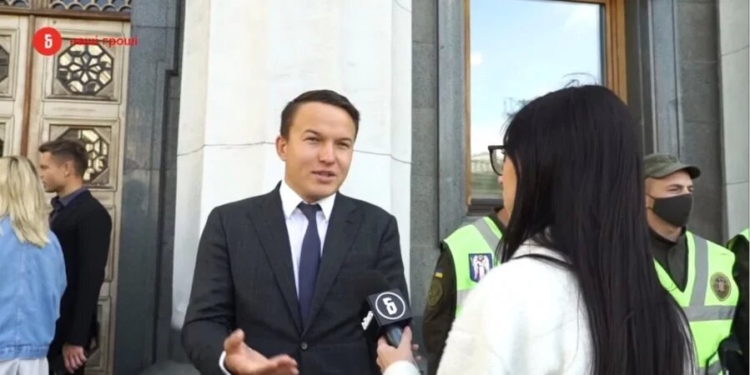 Депутаты из «Слуги народа» не смогли отличить программу своей партии от обещаний путинской «Единой России» (ВИДЕО)