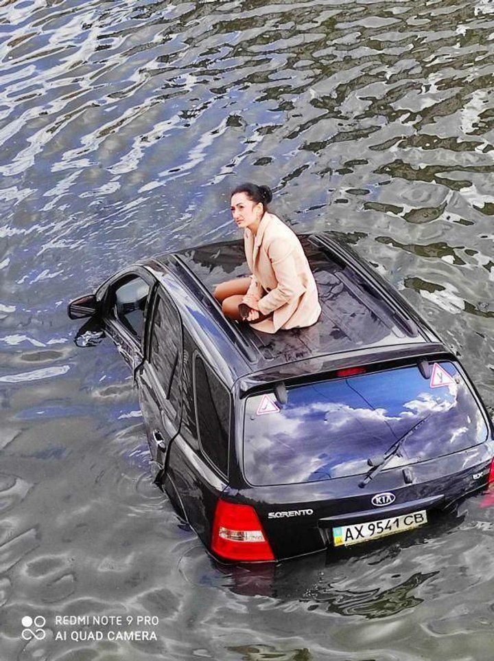 Новая Русалочка: в Харькове джип упал в реку – его водитель стала мемом (ФОТО, ВИДЕО) 1