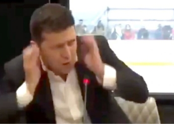 Соцсети шутят над испугом Зеленского из-за громкого звука во время визита в Мариуполь (ВИДЕО)