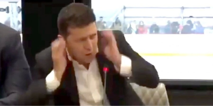 Соцсети шутят над испугом Зеленского из-за громкого звука во время визита в Мариуполь (ВИДЕО)