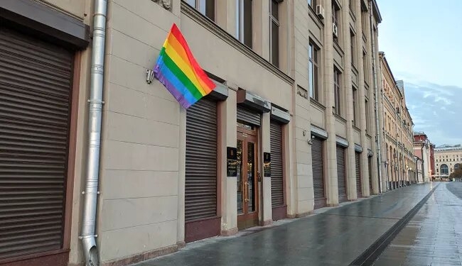 Pussy Riot поздравили Путина с днем рождения – вывесили радужные флаги на зданиях ФСБ и администрации президента (ФОТО)