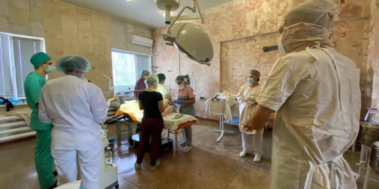 Уникальная операция: в Николаеве врачи удалили пациентке 13-килограммову опухоль (ФОТО)