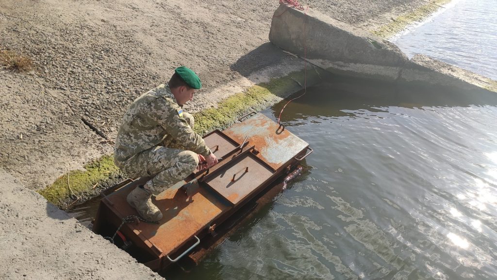 Пограничники на границе Молдовой обнаружили "субмарину" контрабандистов (ФОТО, ВИЕО) 9
