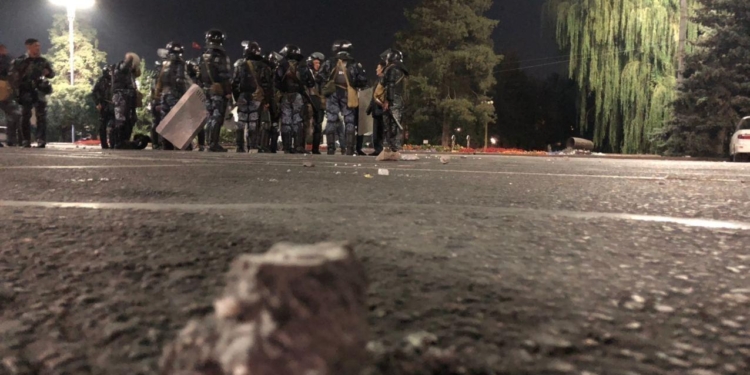 В Кыргызстане протесты после выборов – СИЗО захватили, экс-президента выпустили (ВИДЕО)