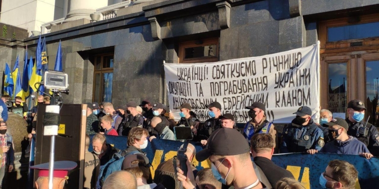 Полиция завела дело из-за антисемитского баннера возле Офиса президента (ФОТО)