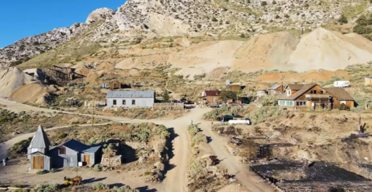 Перед пандемией американец купил город-призрак и весь карантин его ремонтировал (ВИДЕО)