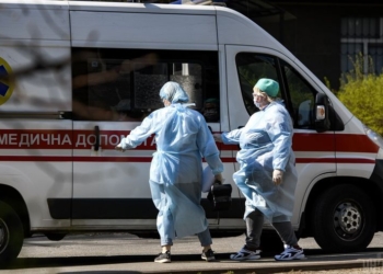 Медикам николаевской “скорой” купили 15 тысяч халатов в два приема у одного продавца