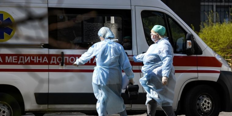 Медикам николаевской “скорой” купили 15 тысяч халатов в два приема у одного продавца