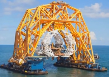 Крупнейшее в мире судно-коготь готовится разрезать затонувший корабль (ВИДЕО)