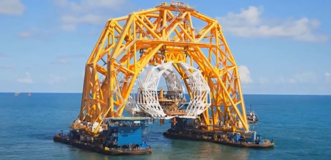 Крупнейшее в мире судно-коготь готовится разрезать затонувший корабль (ВИДЕО)