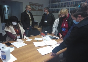 Медленно и печально: как в Центральную районную в городе Николаеве ТИК сдают протоколы участковые комиссии (ФОТО)