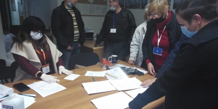 Медленно и печально: как в Центральную районную в городе Николаеве ТИК сдают протоколы участковые комиссии (ФОТО)