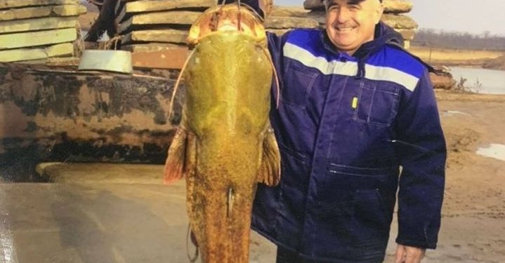 Сожрал даже собаку: на Николаевщине поймали сома-гиганта (ФОТО)