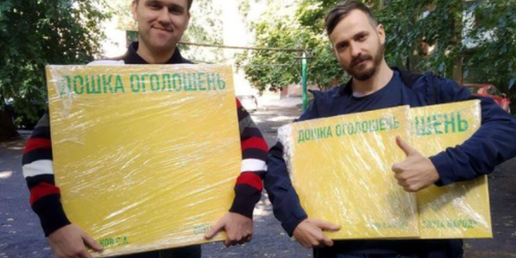 В Николаеве кандидат в депутаты горсовета от «Слуги народа» установил лавочки и доски объявлений и подарил дыхательные маски больнице – ОПОРА обратилась в полицию (ФОТО)