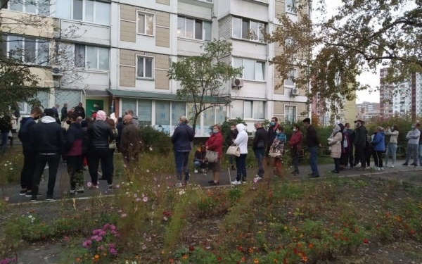 В Киеве для ПЦР-тестирования на коронавирус очередь занимают с ночи (ФОТО)