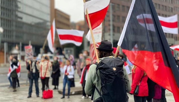 Протесты в Беларуси: светошумовые гранаты и жесткие задержания (ВИДЕО)