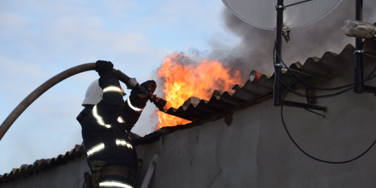 В Николаеве тушили кровлю жилого дома (ФОТО)