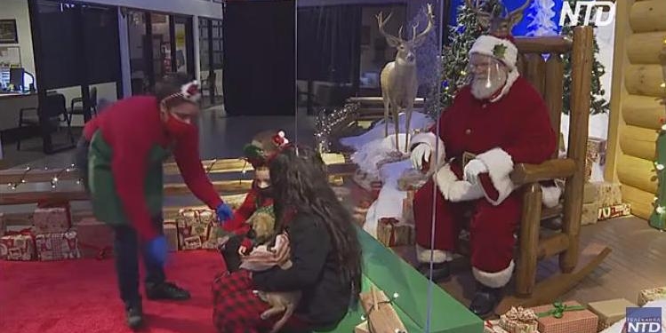 Посидеть на коленке не получится: в торговых центрах США Санта-Клауса «отделили» от детей оргстеклом (ВИДЕО)