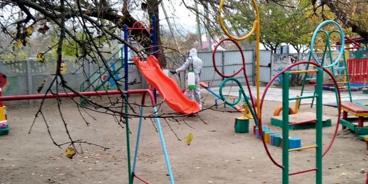 Спасатели Николаевщины продолжают дезинфицировать места общего пользования (ФОТО)