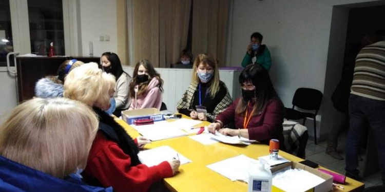 В Николаеве районные ТИК начали принимать протоколы УИК (ФОТО)