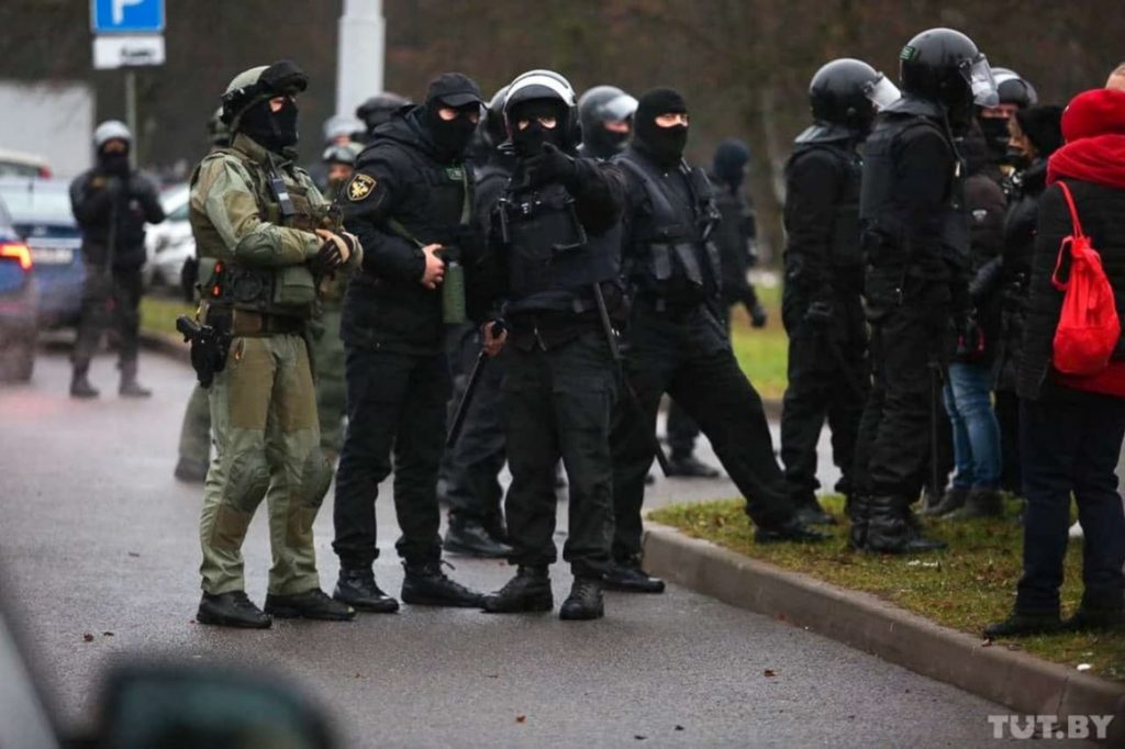 На протестах в Беларуси задержали свыше 370 человек, среди них – несовершеннолетние и журналисты 1