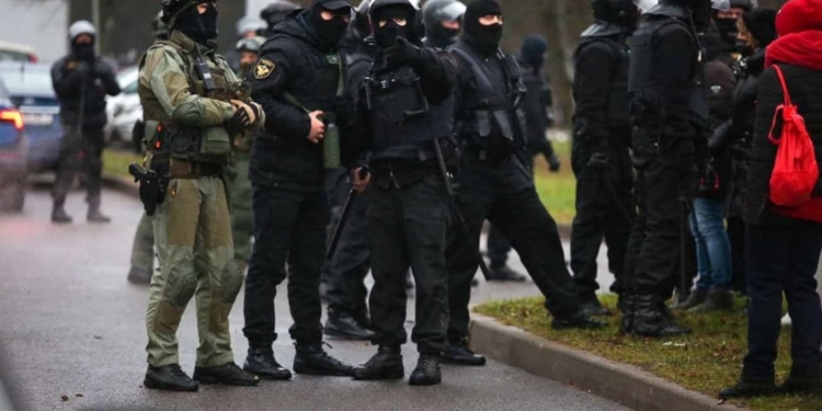 На протестах в Беларуси задержали свыше 370 человек, среди них – несовершеннолетние и журналисты