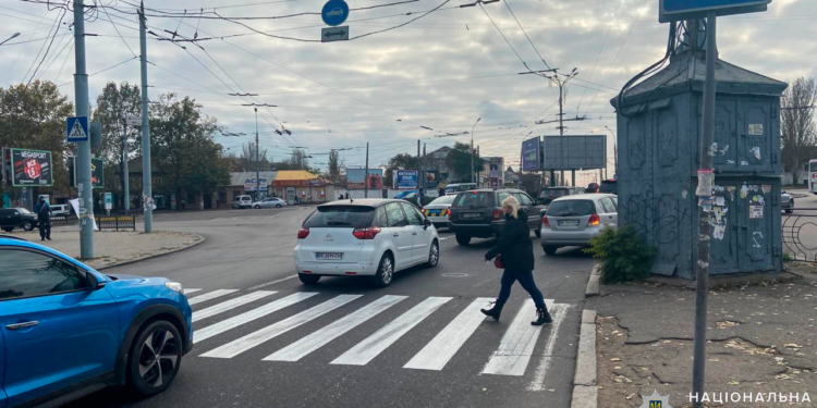 На пешеходном переходе в Николаеве 80-летняя бабуля попала под колеса грузовика (ФОТО)