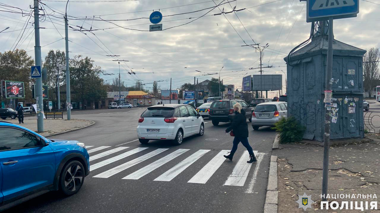 На пешеходном переходе в Николаеве 80-летняя бабуля попала под колеса грузовика (ФОТО)