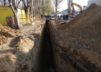 В Николаеве двух рабочих завалило землей и бетонной плитой в траншее: спасатели одного достали, второго сейчас стараются спасти (ФОТО)