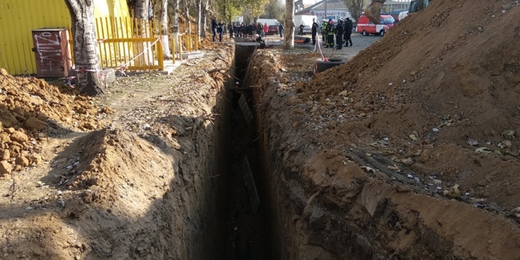 В Николаеве двух рабочих завалило землей и бетонной плитой в траншее: спасатели одного достали, второго сейчас стараются спасти (ФОТО)