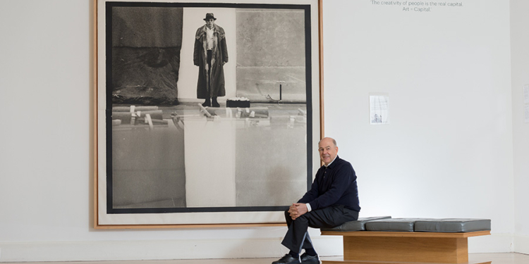 Музеи Великобритании прекратили сотрудничество со знаменитым коллекционером и экспертом из-за обвинений в сексуальных домогательствах