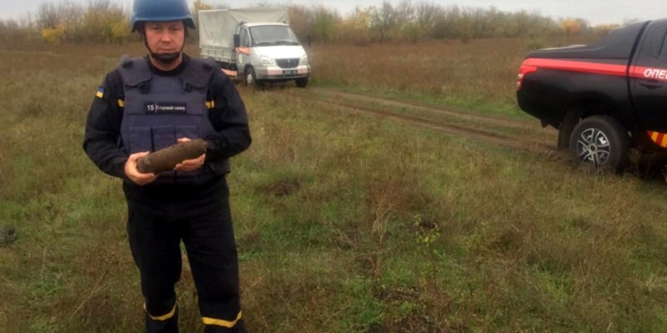 На Николаевщине обезвредили артснаряд, найденный в поле (ФОТО)