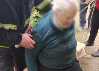 В Первомайске пенсионерка упала в двухметровую яму – доставали спасатели (ФОТО)