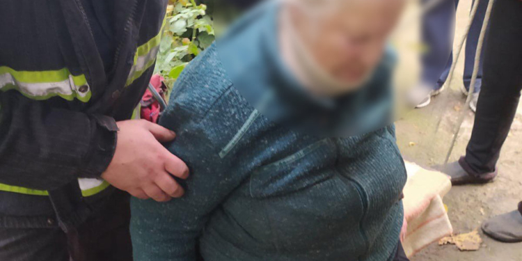 В Первомайске пенсионерка упала в двухметровую яму – доставали спасатели (ФОТО)