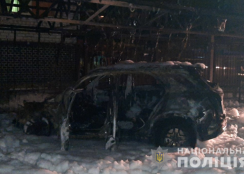 Поджог: в Николаеве горели два Mercedes-Benz (ФОТО)