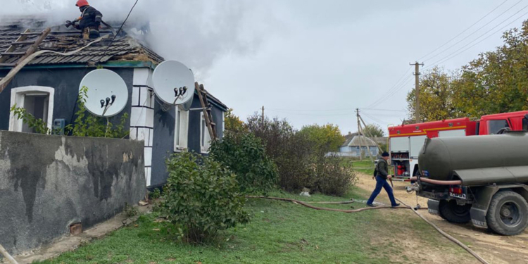 В Новоодесском районе из-за короткого замыкания вспыхнула крыша жилого дома (ФОТО)