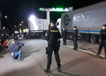Рентген «проявил» сюрприз: вместо брусчатки в Чехии оказались мигранты-нелегалы (ВИДЕО)