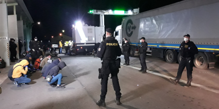 Рентген «проявил» сюрприз: вместо брусчатки в Чехии оказались мигранты-нелегалы (ВИДЕО)