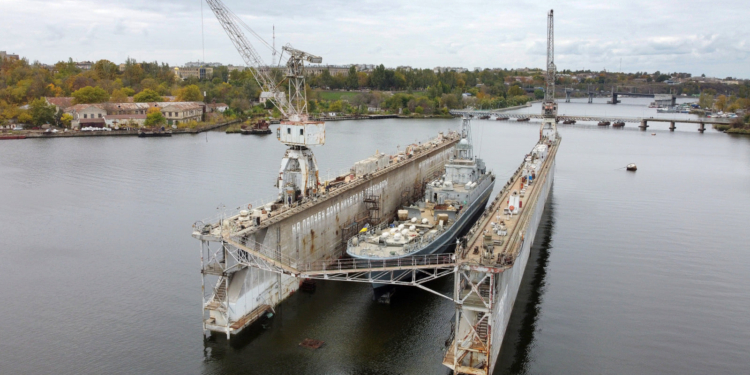 В Николаеве после докового ремонта спущен на воду СДК «Юрий Олефиренко» (ФОТО)