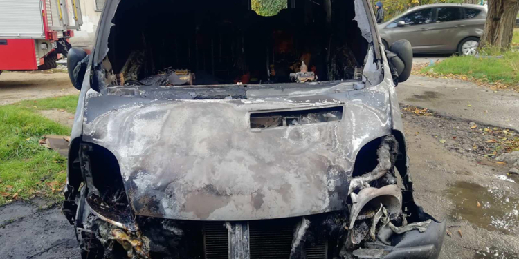 Утром в Ингульском районе Николаева сгорел автомобиль Nissan Primas (ФОТО)