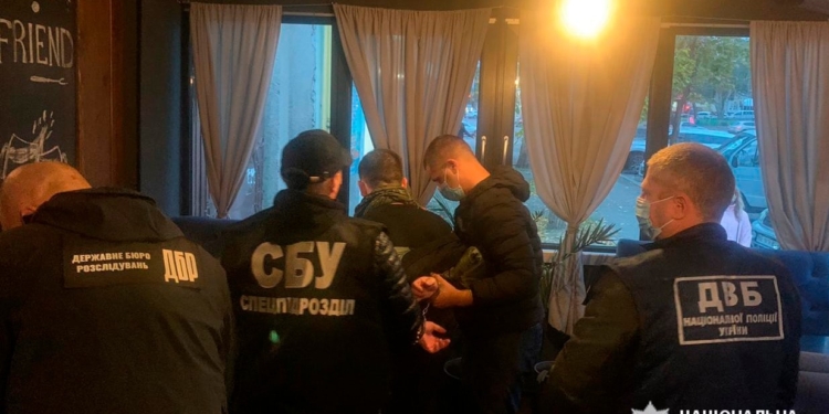 В Николаеве задержали херсонского патрульного за продажу наркотиков