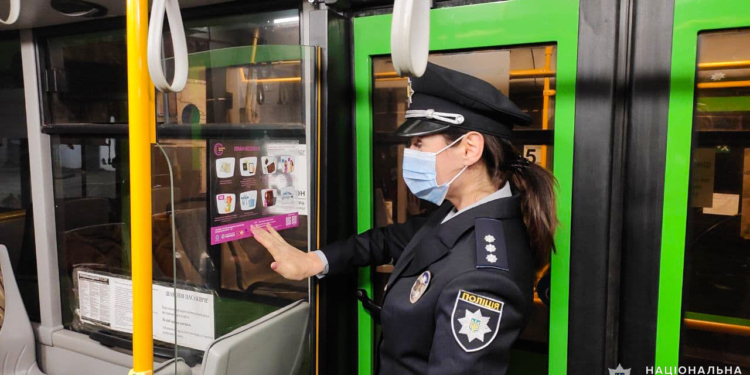 В Николаеве в зеленых автобусах расклеили советы, как бороться с домашним насилием (ФОТО)