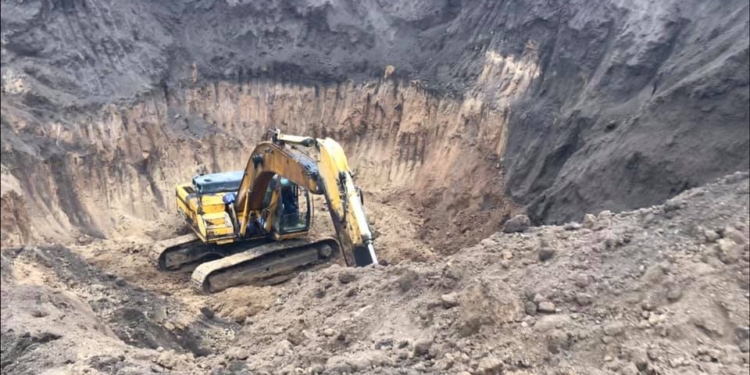 На Николаевщине экскаватором разрывают скифский курган (ФОТО)