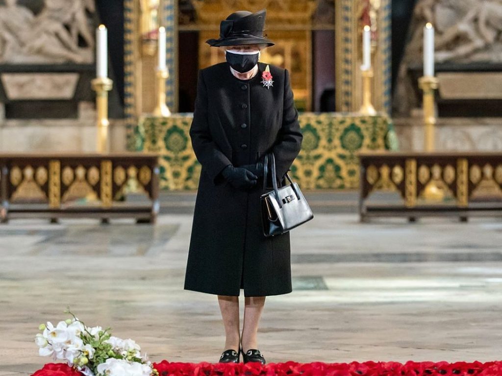 Королева Елизавета II впервые с начала пандемии появилась на публике в защитной маске (ФОТО) 3