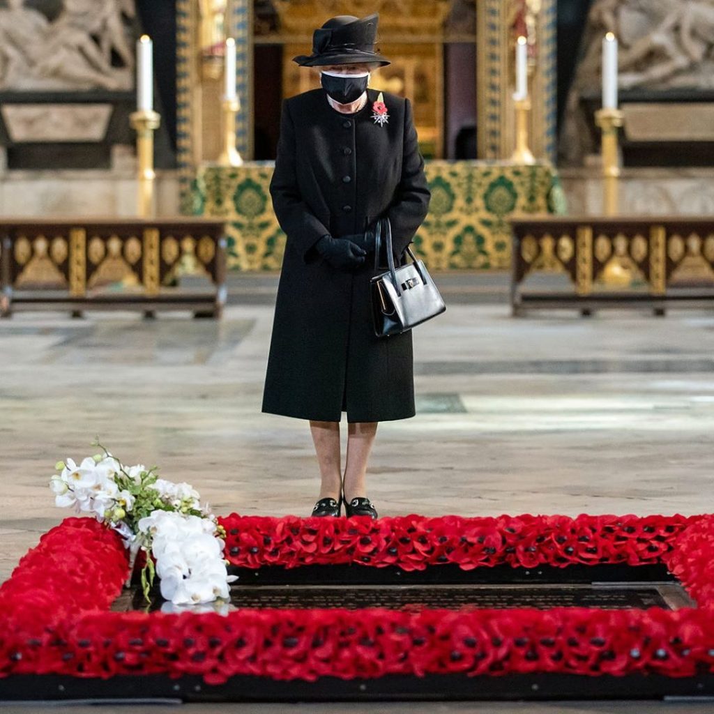 Королева Елизавета II впервые с начала пандемии появилась на публике в защитной маске (ФОТО) 1