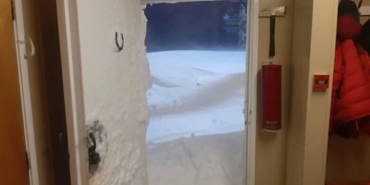 Станцию украинских полярников в Антарктиде замело снегом (ФОТО)