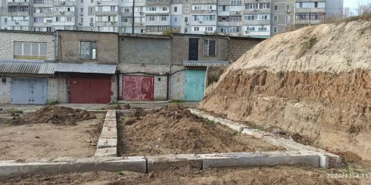 В Николаеве выявили незаконное строительство гаражей в охранной зоне электрических сетей (ФОТО)