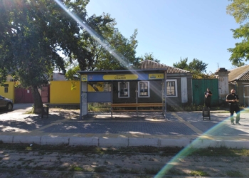 Вандалы разбили еще две остановки в Николаеве (ФОТО)